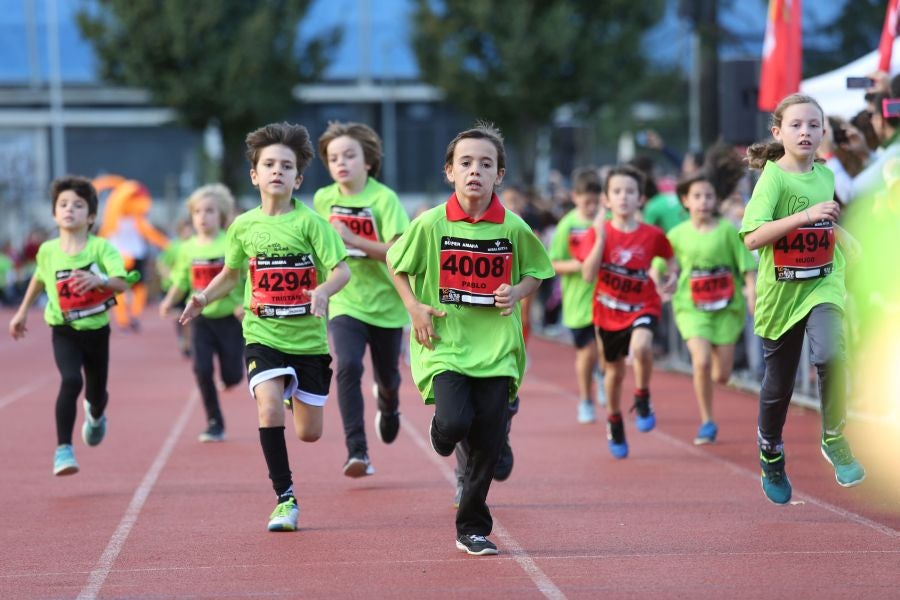 Los más pequeños han sido los protagonistas de este sábado al inaugurar la Behobia Txiki, y batir record de asistencia. 