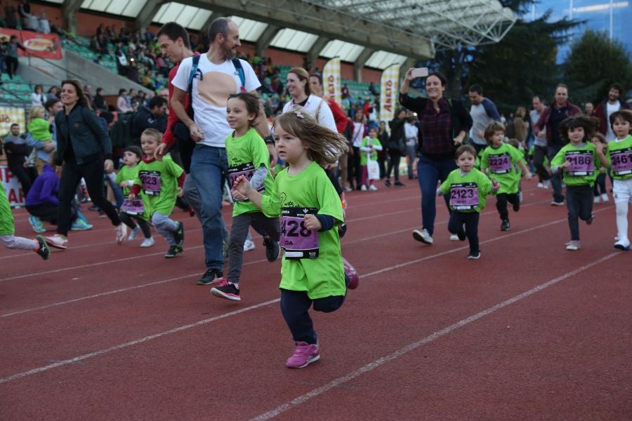 Los más pequeños han sido los protagonistas de este sábado al inaugurar la Behobia Txiki, y batir record de asistencia. 