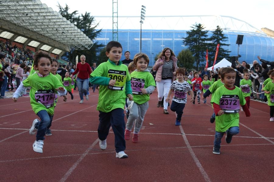 Los más pequeños han sido los protagonistas de este sábado al inaugurar la Behobia Txiki, y batir record de asistencia. 