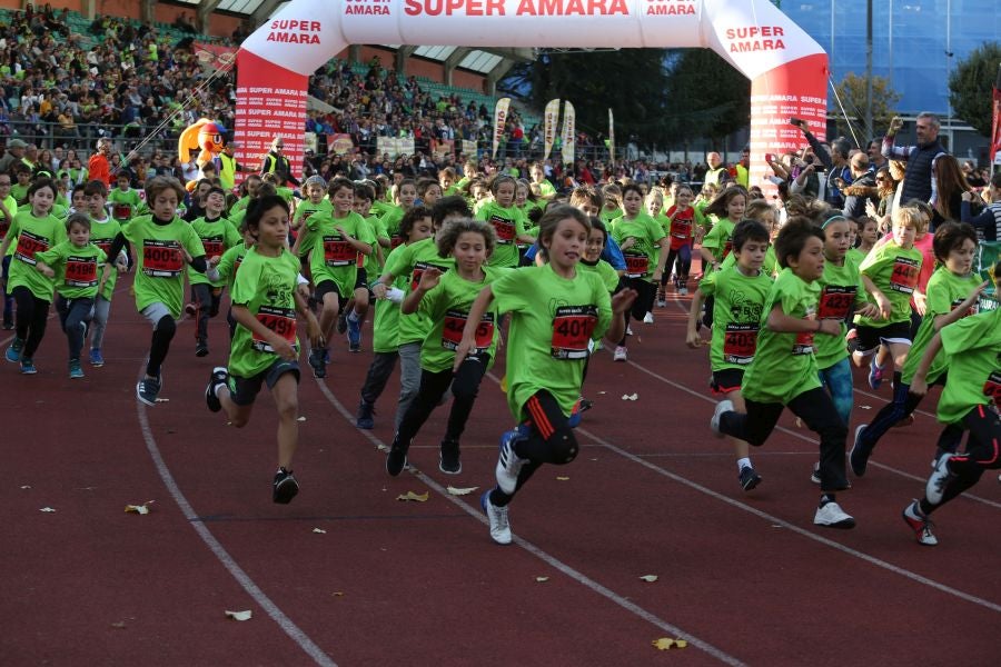 Los más pequeños han sido los protagonistas de este sábado al inaugurar la Behobia Txiki, y batir record de asistencia. 
