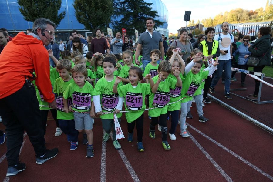 Los más pequeños han sido los protagonistas de este sábado al inaugurar la Behobia Txiki, y batir record de asistencia. 