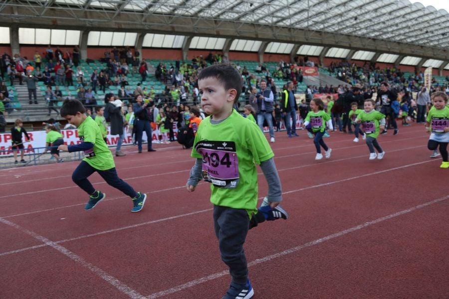 Los más pequeños han sido los protagonistas de este sábado al inaugurar la Behobia Txiki, y batir record de asistencia. 