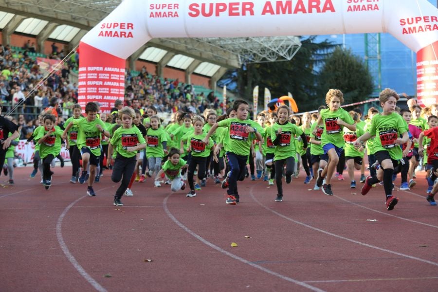 Los más pequeños han sido los protagonistas de este sábado al inaugurar la Behobia Txiki, y batir record de asistencia. 