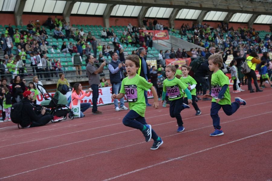 Los más pequeños han sido los protagonistas de este sábado al inaugurar la Behobia Txiki, y batir record de asistencia. 