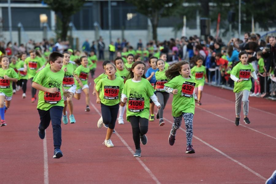 Los más pequeños han sido los protagonistas de este sábado al inaugurar la Behobia Txiki, y batir record de asistencia. 