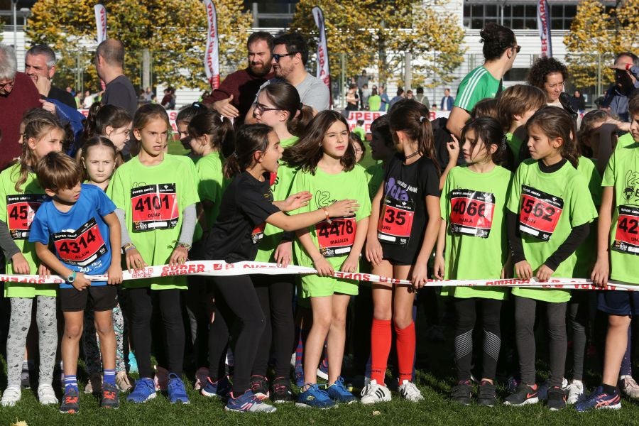 Los más pequeños han sido los protagonistas de este sábado al inaugurar la Behobia Txiki, y batir record de asistencia. 