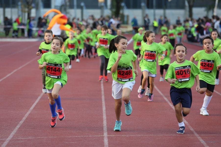 Los más pequeños han sido los protagonistas de este sábado al inaugurar la Behobia Txiki, y batir record de asistencia. 