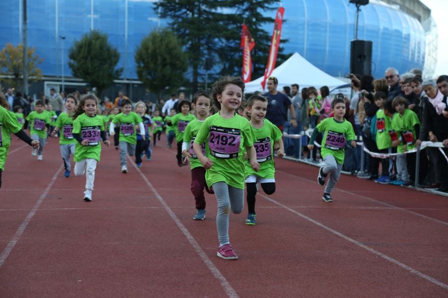 Los más pequeños han sido los protagonistas de este sábado al inaugurar la Behobia Txiki, y batir record de asistencia. 