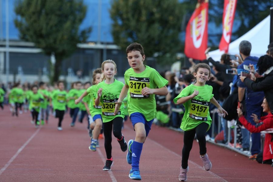Los más pequeños han sido los protagonistas de este sábado al inaugurar la Behobia Txiki, y batir record de asistencia. 