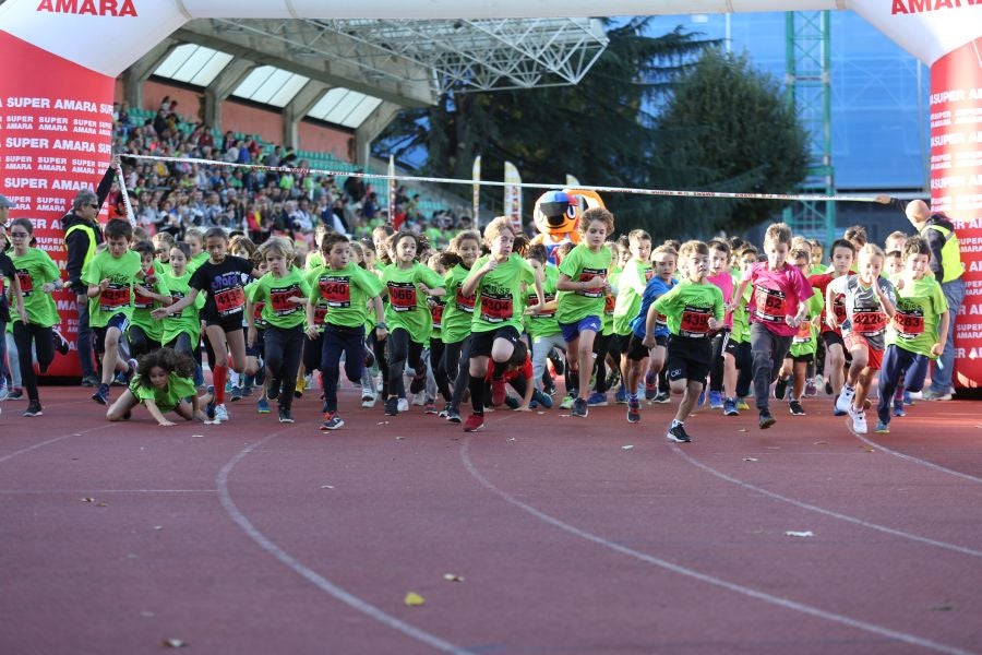 Los más pequeños han sido los protagonistas de este sábado al inaugurar la Behobia Txiki, y batir record de asistencia. 