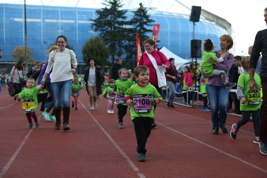Los más pequeños han sido los protagonistas de este sábado al inaugurar la Behobia Txiki, y batir record de asistencia. 
