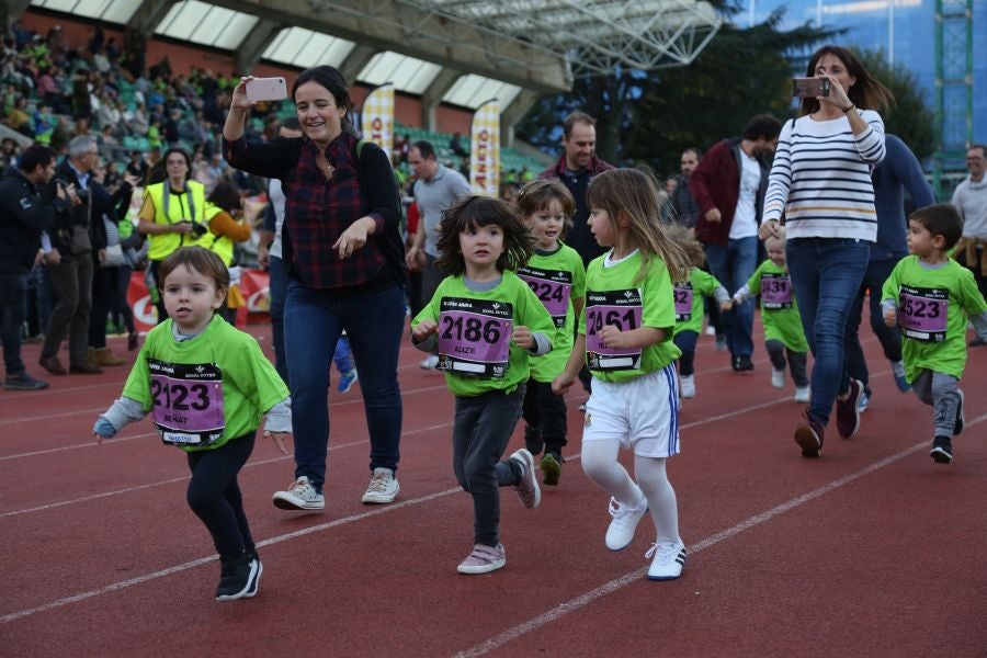 Los más pequeños han sido los protagonistas de este sábado al inaugurar la Behobia Txiki, y batir record de asistencia. 