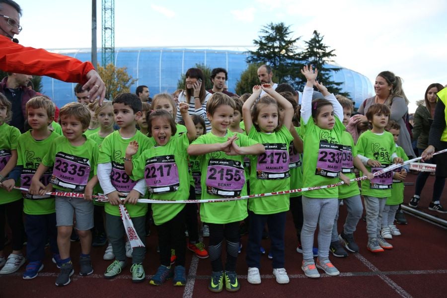 Los más pequeños han sido los protagonistas de este sábado al inaugurar la Behobia Txiki, y batir record de asistencia. 