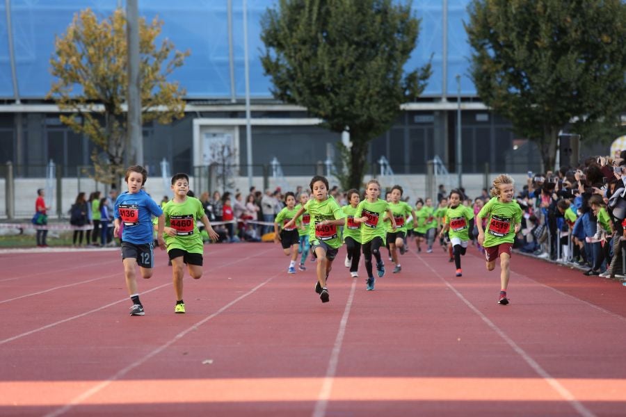 Los más pequeños han sido los protagonistas de este sábado al inaugurar la Behobia Txiki, y batir record de asistencia. 
