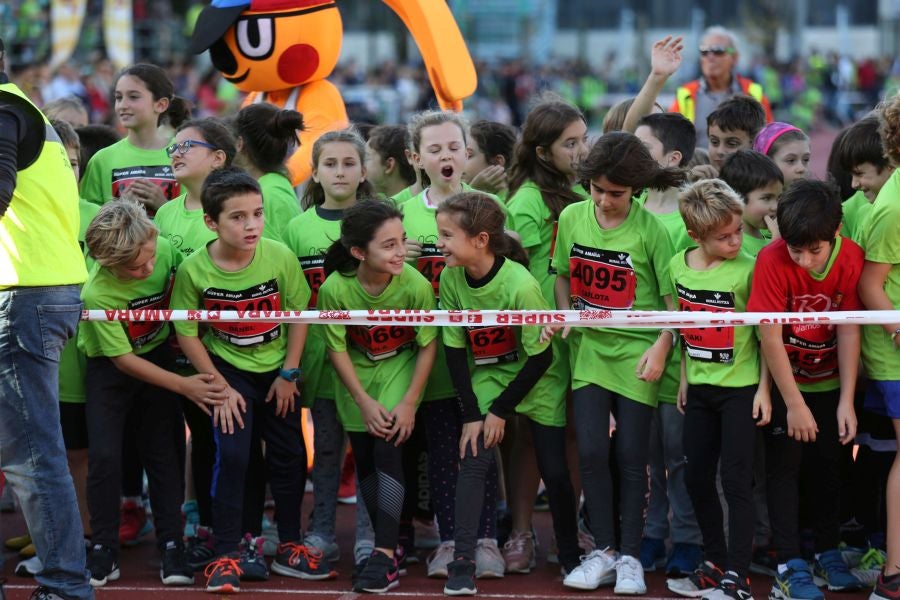 Los más pequeños han sido los protagonistas de este sábado al inaugurar la Behobia Txiki, y batir record de asistencia. 