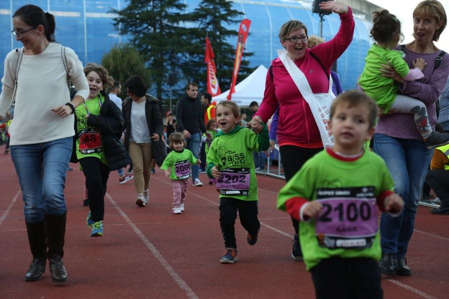 Los más pequeños han sido los protagonistas de este sábado al inaugurar la Behobia Txiki, y batir record de asistencia. 