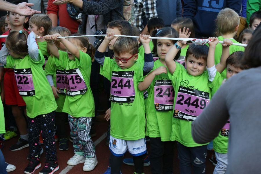 Los más pequeños han sido los protagonistas de este sábado al inaugurar la Behobia Txiki, y batir record de asistencia. 