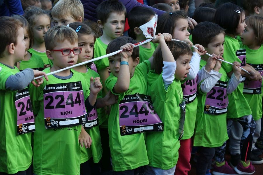 Los más pequeños han sido los protagonistas de este sábado al inaugurar la Behobia Txiki, y batir record de asistencia. 