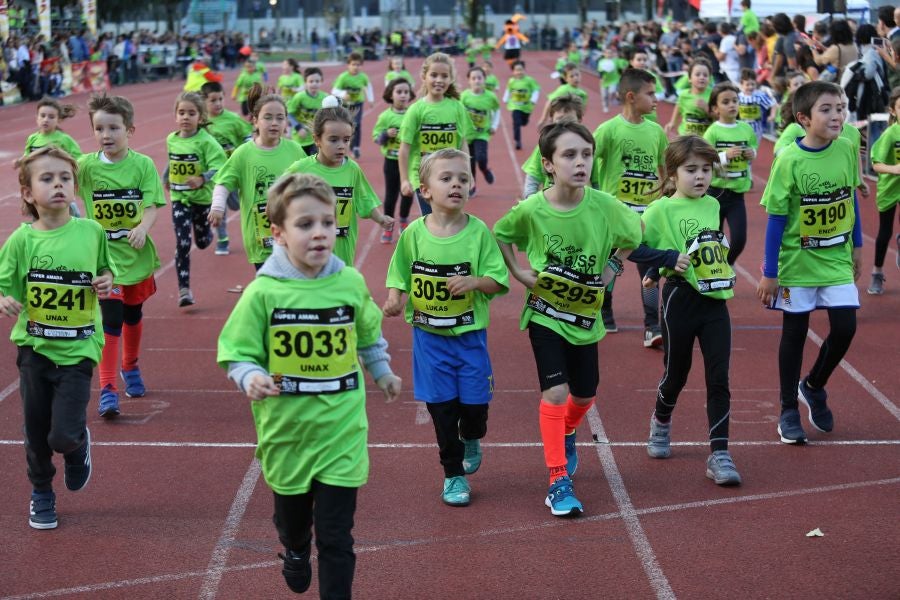 Los más pequeños han sido los protagonistas de este sábado al inaugurar la Behobia Txiki, y batir record de asistencia. 