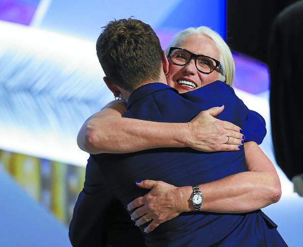 Jane Campion abraza al director canadiense Xabier Dolan durante el Festival de Cannes.
