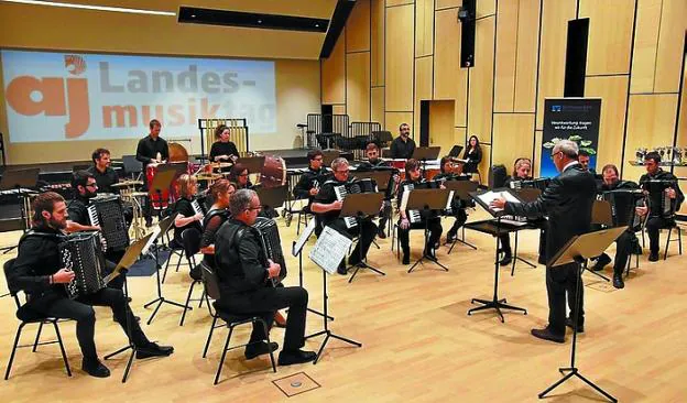 La orquesta de acordeones de Sabadell dirigida por M.A. Maestro.
