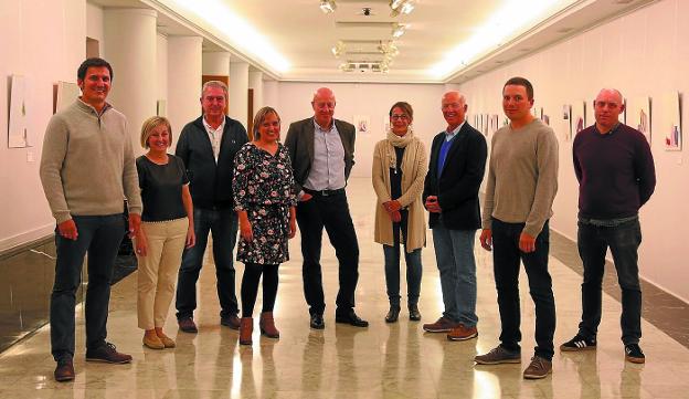 Iñaki Emaldi, en el centro, con los miembros de su candidatura a la presidencia del Bidasoa. 