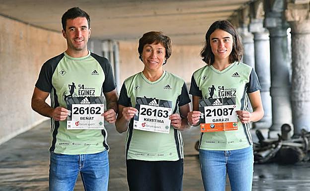 Beñat, Kristina y Garazi, con sus dorsales de la carrera. 