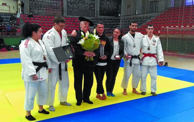 Homenaje a Manu Agirre por la representación del Club de Judo Kalamua que tomó parte en la IV Copa de España. 