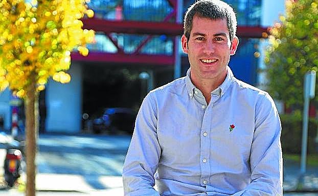 Arkaitz Rodríguez, en el exterior de la sede de Sortu en Donostia.