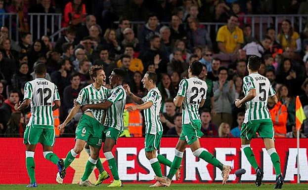 Los futbolistas del Betis celebran el gol de Canales.