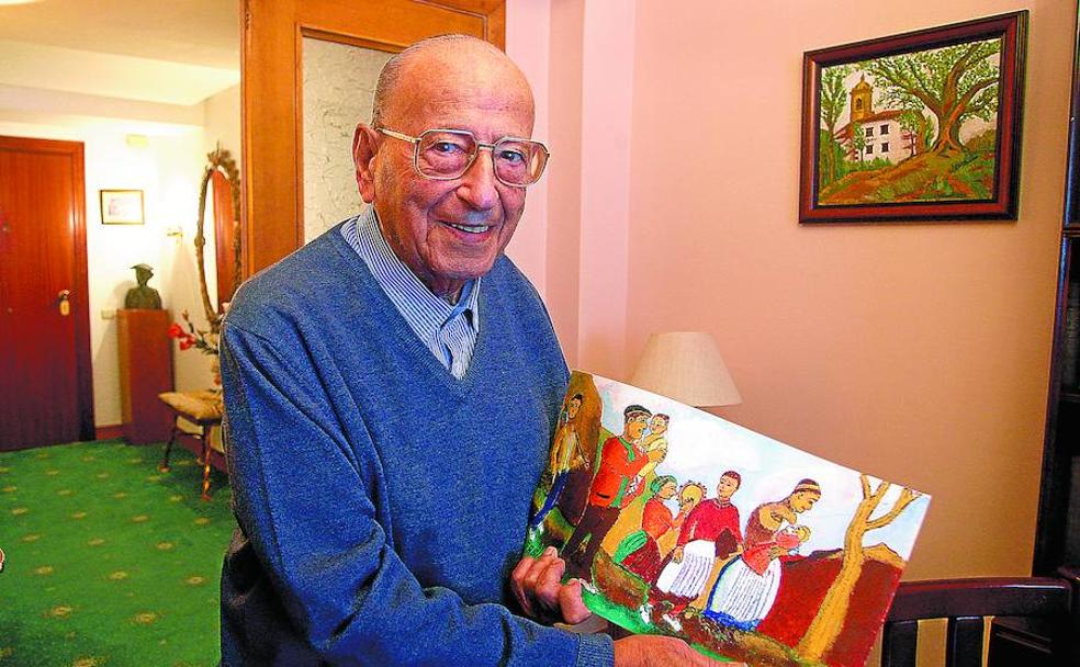 El donostiarra Fermín Burgera muestra una pintura realizada por él.
