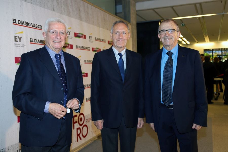 La ministra de Economía y Empresa, Nadia Calviño, interviene en el VII Foro Empresarial de la Cámara de Comercio de Gipuzkoa, acompañada por el presidente de Laboral Kutxa, Txomin García, el de El Diario Vasco, José María Bergareche, y el de EY España, José Luis Perelli 