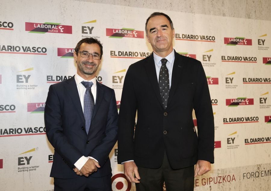 La ministra de Economía y Empresa, Nadia Calviño, interviene en el VII Foro Empresarial de la Cámara de Comercio de Gipuzkoa, acompañada por el presidente de Laboral Kutxa, Txomin García, el de El Diario Vasco, José María Bergareche, y el de EY España, José Luis Perelli 