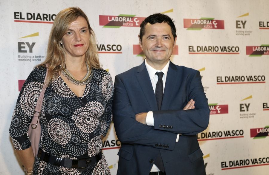 La ministra de Economía y Empresa, Nadia Calviño, interviene en el VII Foro Empresarial de la Cámara de Comercio de Gipuzkoa, acompañada por el presidente de Laboral Kutxa, Txomin García, el de El Diario Vasco, José María Bergareche, y el de EY España, José Luis Perelli 