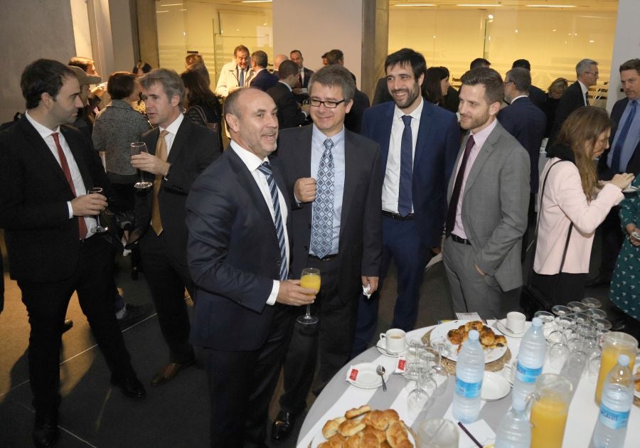 La ministra de Economía y Empresa, Nadia Calviño, interviene en el VII Foro Empresarial de la Cámara de Comercio de Gipuzkoa, acompañada por el presidente de Laboral Kutxa, Txomin García, el de El Diario Vasco, José María Bergareche, y el de EY España, José Luis Perelli 