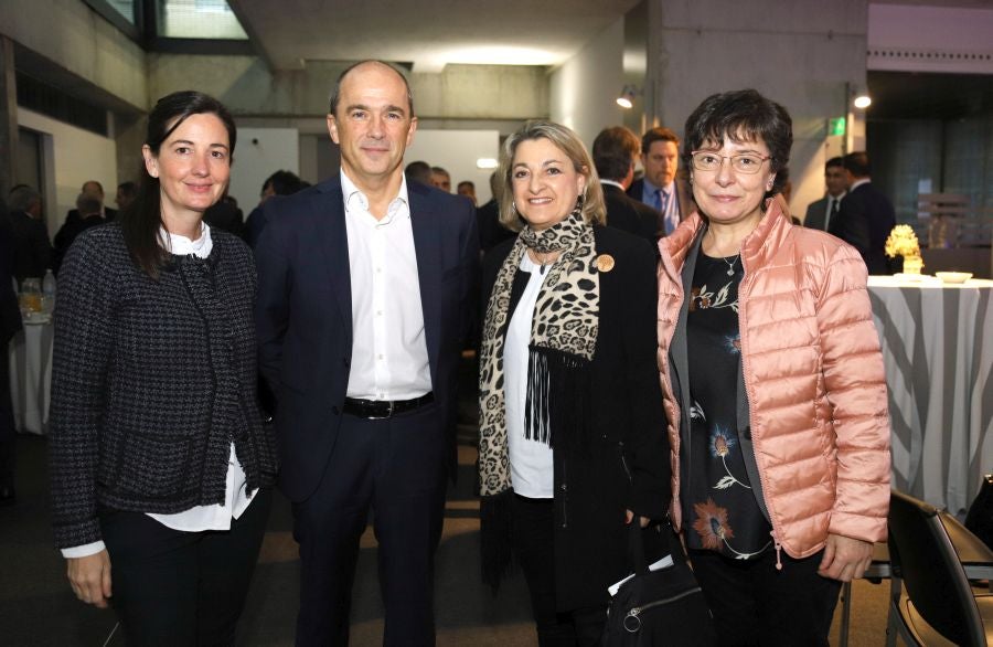 La ministra de Economía y Empresa, Nadia Calviño, interviene en el VII Foro Empresarial de la Cámara de Comercio de Gipuzkoa, acompañada por el presidente de Laboral Kutxa, Txomin García, el de El Diario Vasco, José María Bergareche, y el de EY España, José Luis Perelli 