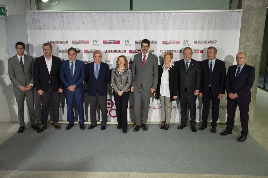La ministra de Economía y Empresa, Nadia Calviño, interviene en el VII Foro Empresarial de la Cámara de Comercio de Gipuzkoa, acompañada por el presidente de Laboral Kutxa, Txomin García, el de El Diario Vasco, José María Bergareche, y el de EY España, José Luis Perelli 