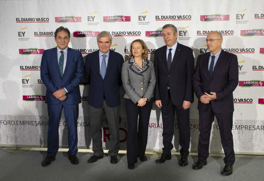 La ministra de Economía y Empresa, Nadia Calviño, interviene en el VII Foro Empresarial de la Cámara de Comercio de Gipuzkoa, acompañada por el presidente de Laboral Kutxa, Txomin García, el de El Diario Vasco, José María Bergareche, y el de EY España, José Luis Perelli 