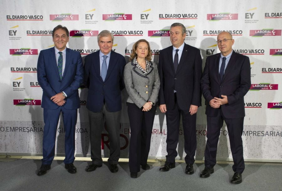 La ministra de Economía y Empresa, Nadia Calviño, interviene en el VII Foro Empresarial de la Cámara de Comercio de Gipuzkoa, acompañada por el presidente de Laboral Kutxa, Txomin García, el de El Diario Vasco, José María Bergareche, y el de EY España, José Luis Perelli 