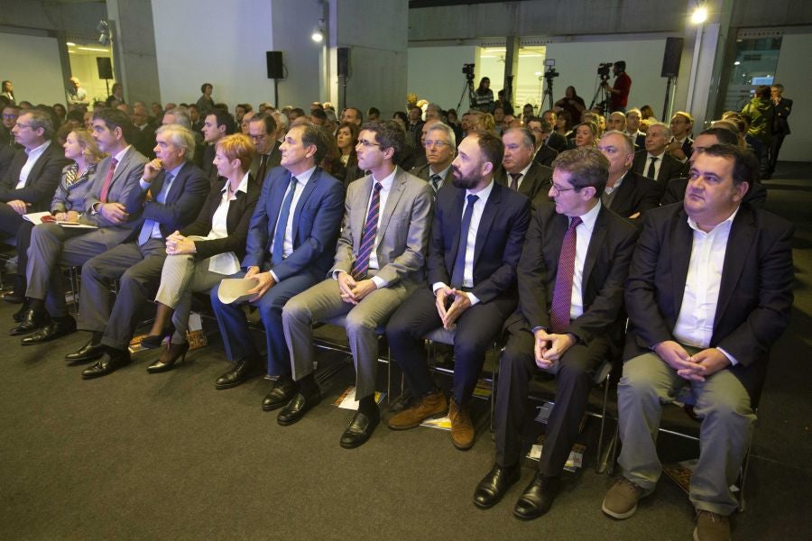 La ministra de Economía y Empresa, Nadia Calviño, interviene en el VII Foro Empresarial de la Cámara de Comercio de Gipuzkoa, acompañada por el presidente de Laboral Kutxa, Txomin García, el de El Diario Vasco, José María Bergareche, y el de EY España, José Luis Perelli 