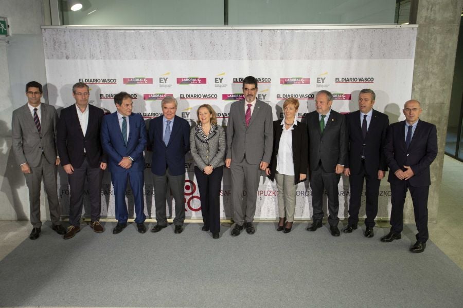 La ministra de Economía y Empresa, Nadia Calviño, interviene en el VII Foro Empresarial de la Cámara de Comercio de Gipuzkoa, acompañada por el presidente de Laboral Kutxa, Txomin García, el de El Diario Vasco, José María Bergareche, y el de EY España, José Luis Perelli 