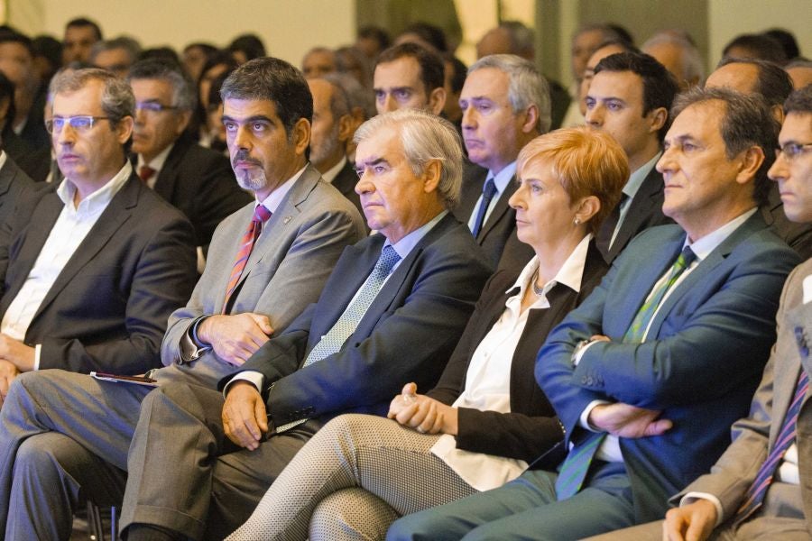 La ministra de Economía y Empresa, Nadia Calviño, interviene en el VII Foro Empresarial de la Cámara de Comercio de Gipuzkoa, acompañada por el presidente de Laboral Kutxa, Txomin García, el de El Diario Vasco, José María Bergareche, y el de EY España, José Luis Perelli 