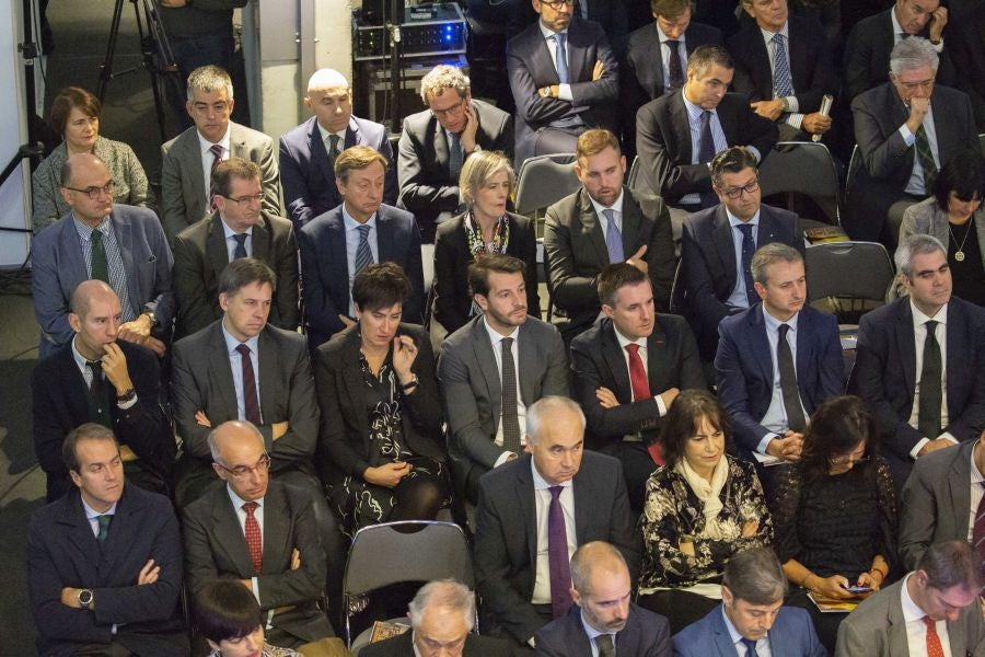 La ministra de Economía y Empresa, Nadia Calviño, interviene en el VII Foro Empresarial de la Cámara de Comercio de Gipuzkoa, acompañada por el presidente de Laboral Kutxa, Txomin García, el de El Diario Vasco, José María Bergareche, y el de EY España, José Luis Perelli 