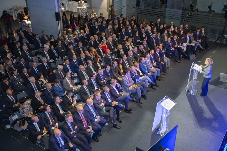 La ministra de Economía y Empresa, Nadia Calviño, interviene en el VII Foro Empresarial de la Cámara de Comercio de Gipuzkoa, acompañada por el presidente de Laboral Kutxa, Txomin García, el de El Diario Vasco, José María Bergareche, y el de EY España, José Luis Perelli 