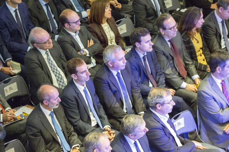 La ministra de Economía y Empresa, Nadia Calviño, interviene en el VII Foro Empresarial de la Cámara de Comercio de Gipuzkoa, acompañada por el presidente de Laboral Kutxa, Txomin García, el de El Diario Vasco, José María Bergareche, y el de EY España, José Luis Perelli 