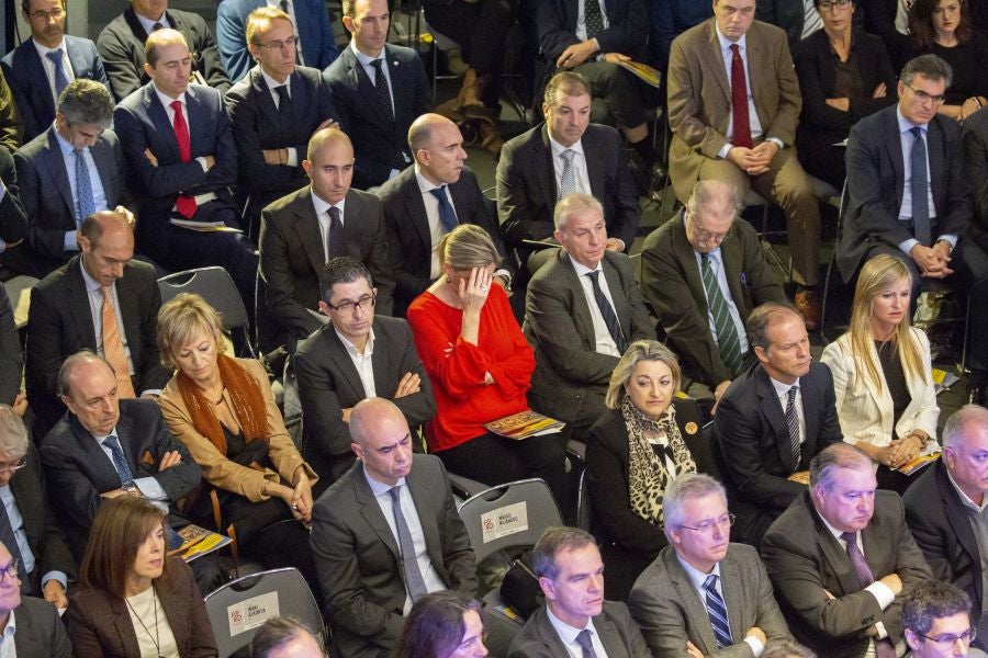 La ministra de Economía y Empresa, Nadia Calviño, interviene en el VII Foro Empresarial de la Cámara de Comercio de Gipuzkoa, acompañada por el presidente de Laboral Kutxa, Txomin García, el de El Diario Vasco, José María Bergareche, y el de EY España, José Luis Perelli 