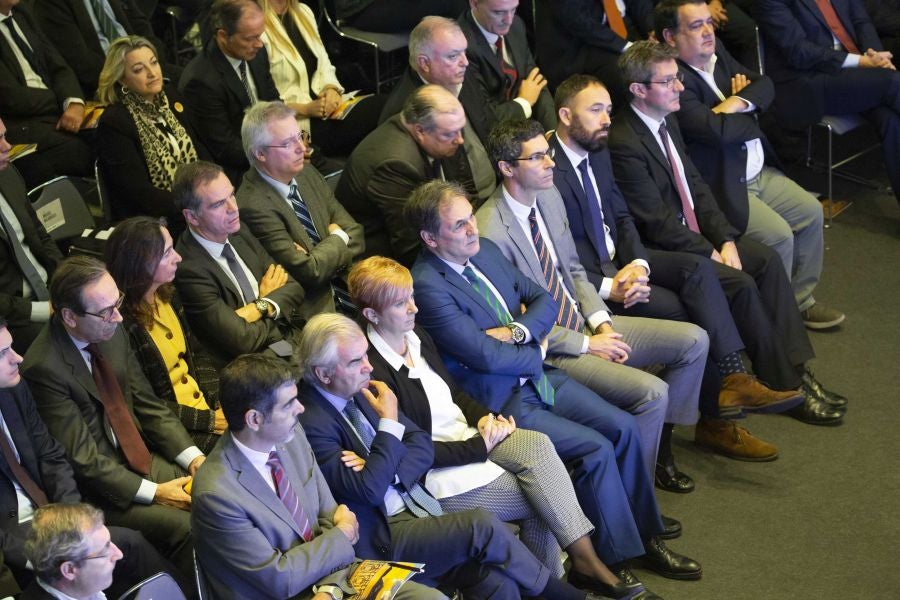 La ministra de Economía y Empresa, Nadia Calviño, interviene en el VII Foro Empresarial de la Cámara de Comercio de Gipuzkoa, acompañada por el presidente de Laboral Kutxa, Txomin García, el de El Diario Vasco, José María Bergareche, y el de EY España, José Luis Perelli 