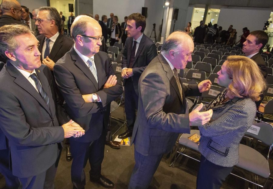 La ministra de Economía y Empresa, Nadia Calviño, interviene en el VII Foro Empresarial de la Cámara de Comercio de Gipuzkoa, acompañada por el presidente de Laboral Kutxa, Txomin García, el de El Diario Vasco, José María Bergareche, y el de EY España, José Luis Perelli 