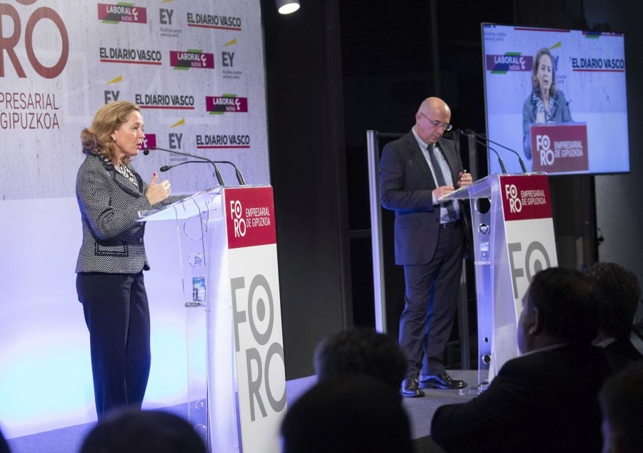 La ministra de Economía y Empresa, Nadia Calviño, interviene en el VII Foro Empresarial de la Cámara de Comercio de Gipuzkoa, acompañada por el presidente de Laboral Kutxa, Txomin García, el de El Diario Vasco, José María Bergareche, y el de EY España, José Luis Perelli 
