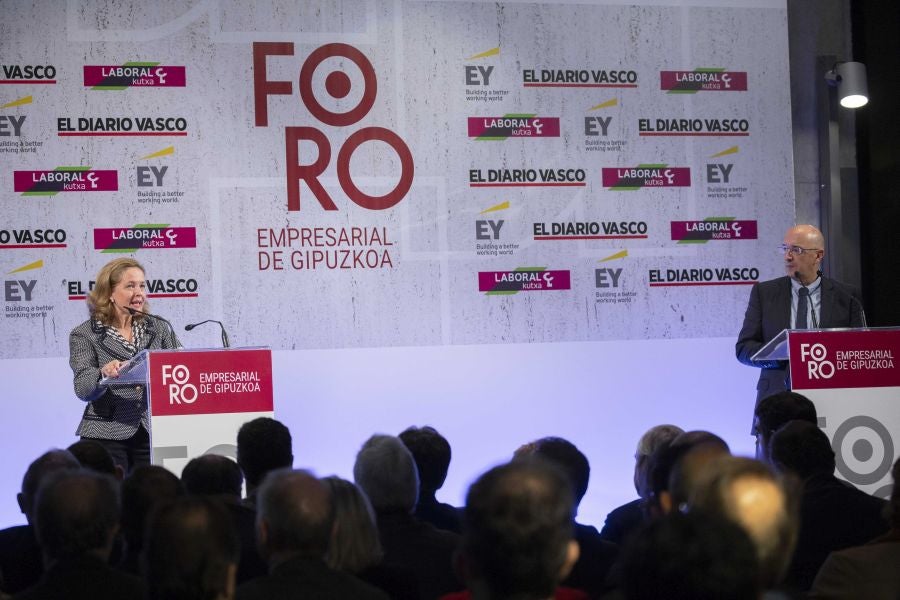 La ministra de Economía y Empresa, Nadia Calviño, interviene en el VII Foro Empresarial de la Cámara de Comercio de Gipuzkoa, acompañada por el presidente de Laboral Kutxa, Txomin García, el de El Diario Vasco, José María Bergareche, y el de EY España, José Luis Perelli 
